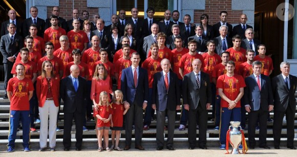 Photo de groupe de la Roja championne d'Europe avec la famille royale à la Zarzuela, le 2 juillet 2012. Champions d'Europe, les joueurs de l'équipe nationale d'Espagne étaient reçus en audience par la famille royale au palais de la Zarzuela, à Madrid, lundi 2 juillet 2012, au lendemain de leur victoire sur l'Italie (4-0) en finale de l'Euro 2012.