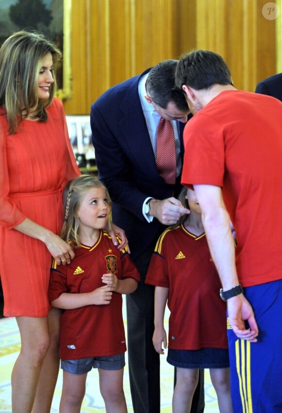 Les princesses Leonor et Sofia, impressionnées, avaient la cote ! Champions d'Europe, les joueurs de l'équipe nationale d'Espagne étaient reçus en audience par la famille royale au palais de la Zarzuela, à Madrid, lundi 2 juillet 2012, au lendemain de leur victoire sur l'Italie (4-0) en finale de l'Euro 2012.