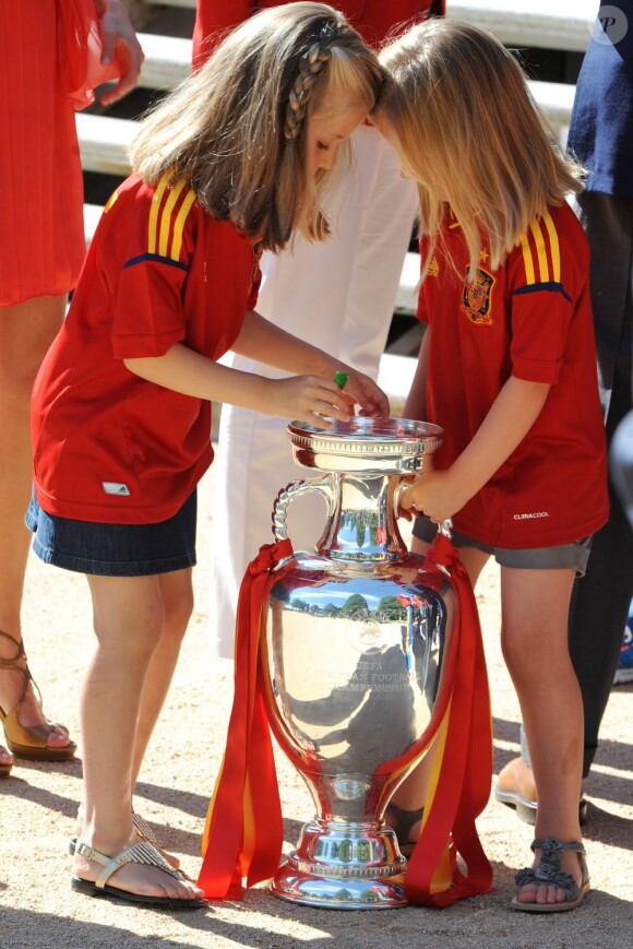 Les adorables princesses Leonor, 6 ans, et Sofia, 5 ans, filles du prince Felipe et de la princesse Letizia, ont soulevé la coupe d'Europe ! Champions d'Europe, les joueurs de l'équipe nationale d'Espagne étaient reçus en audience par la famille royale au palais de la Zarzuela, à Madrid, lundi 2 juillet 2012, au lendemain de leur victoire sur l'Italie (4-0) en finale de l'Euro 2012.