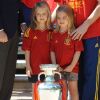 Iker Casillas a posé avec les princesses Leonor et Sofia. Champions d'Europe, les joueurs de l'équipe nationale d'Espagne étaient reçus en audience par la famille royale au palais de la Zarzuela, à Madrid, lundi 2 juillet 2012, au lendemain de leur victoire sur l'Italie (4-0) en finale de l'Euro 2012.