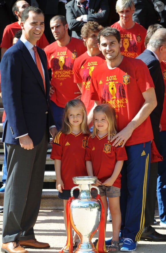 Iker Casillas a posé avec les princesses Leonor et Sofia. Champions d'Europe, les joueurs de l'équipe nationale d'Espagne étaient reçus en audience par la famille royale au palais de la Zarzuela, à Madrid, lundi 2 juillet 2012, au lendemain de leur victoire sur l'Italie (4-0) en finale de l'Euro 2012.