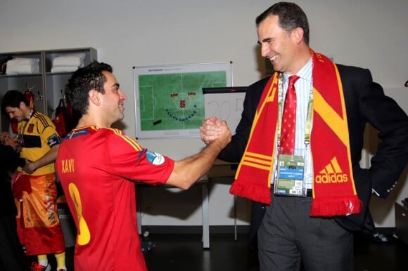 Le prince Felipe d'Espagne dans le vestiaire de la Roja au soir du triomphe en finale de l'Euro 2012, à Kiev, le 1er juillet.