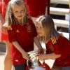 Les princesses Leonor, 6 ans, et Sofia, 5 ans, filles du prince Felipe et de la princesse Letizia d'Espagne, ont eu le privilège de jouer avec la coupe rapportée en Espagne par la Roja, victorieuse de l'Euro 2012, à la Zarzuela le 2 juillet 2012.