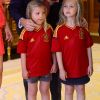 Les princesses Leonor, 6 ans, et Sofia, 5 ans, filles du prince Felipe et de la princesse Letizia d'Espagne, ont eu le privilège de jouer avec la coupe rapportée en Espagne par la Roja, victorieuse de l'Euro 2012, à la Zarzuela le 2 juillet 2012.
