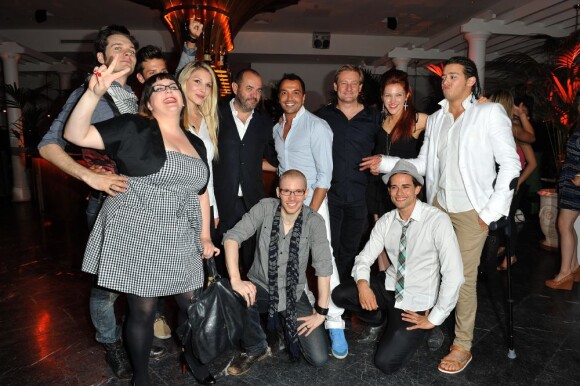 Kamel Ouali et sa troupe à la fête de fin de tournée de la comédie musicale Dracula, L'Amour plus fort que la mort, au restaurant Le Standard, à Paris le 1er juillet 2012