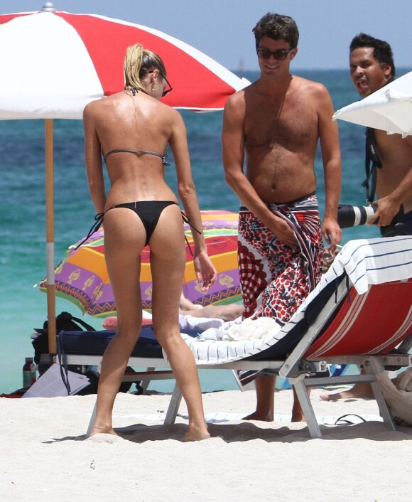 Candice Swanepoel dévoile sa silhouette sur la plage de Miami. Le 3 juillet 2012