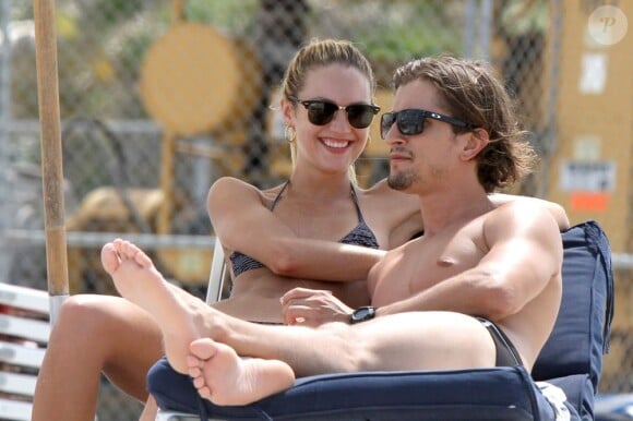 Candice Swanepoel en amoureuse sur la plage à Miami pendant ses vacances. le 3 juillet 2012