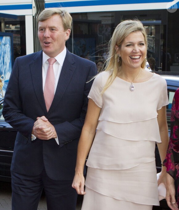 Le prince Willem-Alexander et la princesse Maxima des Pays-Bas le 30 juin 2012 à Amsterdam pour la première d'une pièce de théâtre abordant le thème de l'esclavage dans les anciennes colonies néerlandaises.