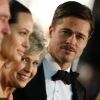Angelina Jolie et Brad Pitt entourés de ses parents Jane et William, en décembre 2008.