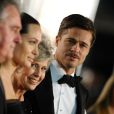 Angelina Jolie et Brad Pitt entourés de ses parents Jane et William, en décembre 2008.
