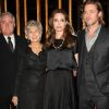 Angelina Jolie et Brad Pitt entourés de ses parents Jane et William, en décembre 2011.