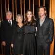 Angelina Jolie et Brad Pitt entourés de ses parents Jane et William, en décembre 2011.