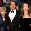 Angelina Jolie et Brad Pitt entourés de ses parents Jane et William, lors des Oscars en février 2012.
