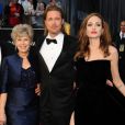 Angelina Jolie et Brad Pitt entourés de ses parents Jane et William, lors des Oscars en février 2012.