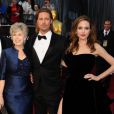 Angelina Jolie et Brad Pitt entourés de ses parents Jane et William, lors des Oscars en février 2012.