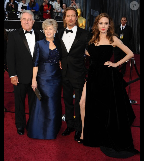 Angelina Jolie et Brad Pitt entourés de ses parents Jane et William, lors des Oscars en février 2012.