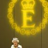 La reine Elizabeth II lors de sa visite officielle en Australie fin 2011, peut-être sa dernière. L'Australie, que Mike Hastings, ''véritable héritier du trône'' selon des historiens anglais, avait adoptée en 1960 et où il s'est éteint le 30 juin 2012 à 71 ans.