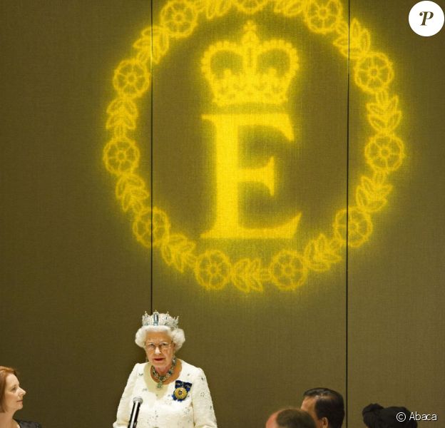 La reine Elizabeth II lors de sa visite officielle en Australie fin 2011, peut-être sa dernière. L'Australie, que Mike Hastings, ''véritable héritier du trône'' selon des historiens anglais, avait adoptée en 1960 et où il s'est éteint le 30 juin 2012 à 71 ans.