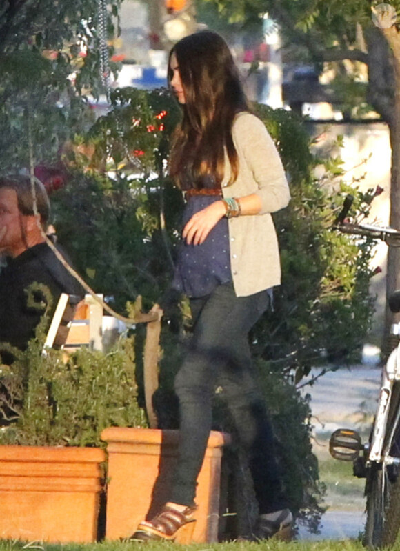 EXCLU : Megan Fox, enceinte, ne peut plus cacher ses formes au restaurant Spark Grill à Studio City à Los Angeles avec son mari Brian Austin Green le 6 juillet 2012