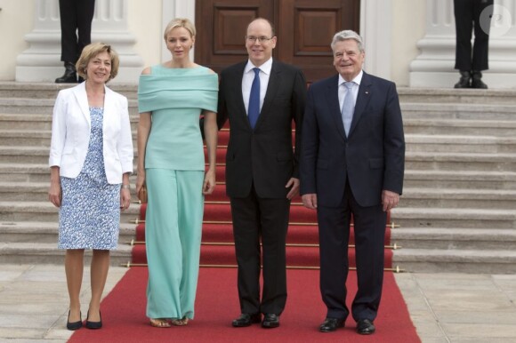 Le prince Albert de Monaco et la princesse Charlene étaient reçus le 9 juillet 2012 au château Bellevue, résidence présidentielle à Berlin, par le président Joachim Gauck et sa compagne Daniella Schadt, au premier jour de leur visite officielle de deux jours en Allemagne.
