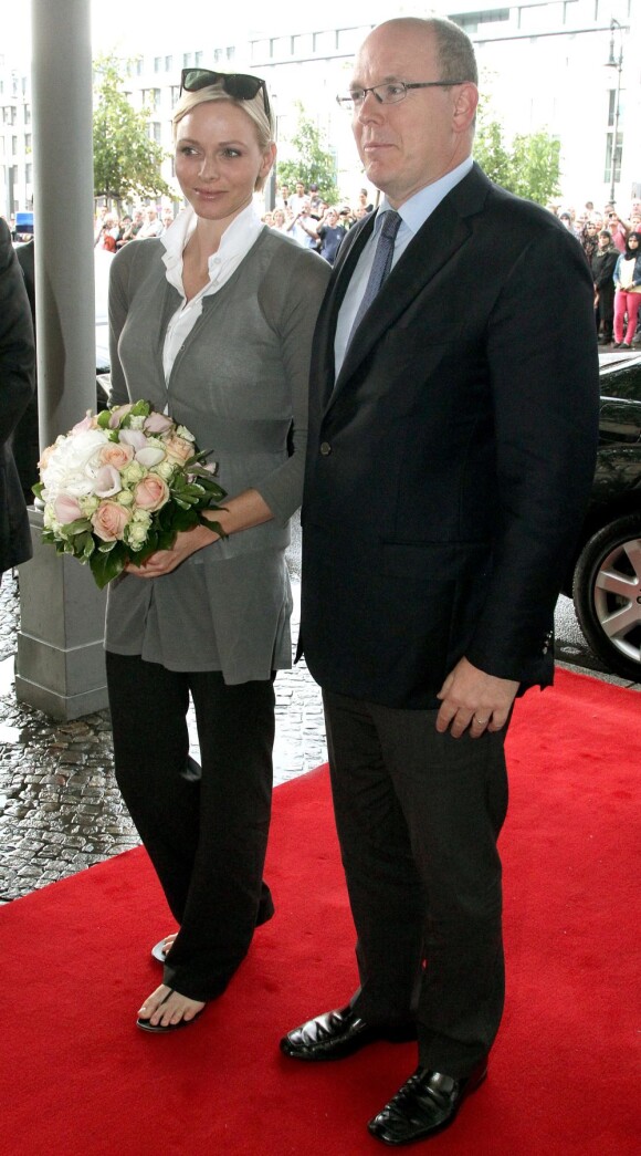 Le prince Albert II de Monaco et la princesse Charlene à leur arrivée en Allemagne à l'Hotel Adlon le 8 juillet 2012 pour leur visite officielle de deux jours.