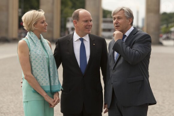 Avec le maire de Berlin Kalus Wowereit, le prince Albert et la princesse Charlene de Monaco ont pris la pose avec plaisir devant la porte de Brandebourg, le 9 juillet 2012, au premier jour de leur visite officielle en Allemagne.