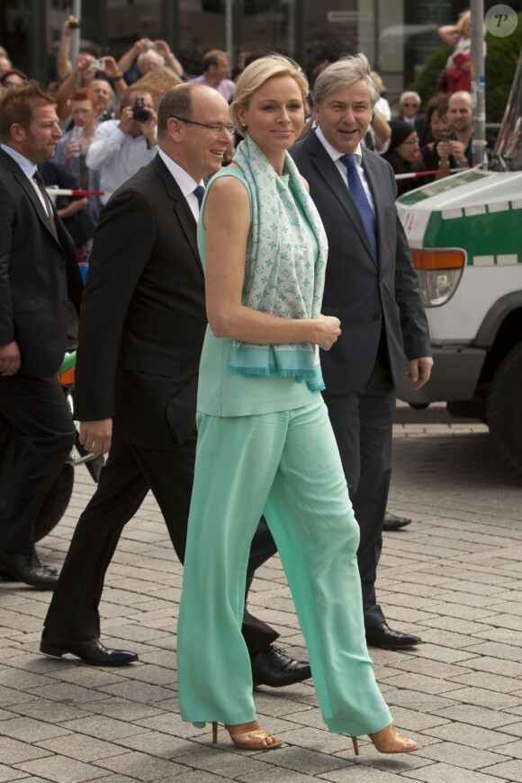 Avec le maire de Berlin Kalus Wowereit, le prince Albert et la princesse Charlene de Monaco ont pris la pose avec plaisir devant la porte de Brandebourg, le 9 juillet 2012, au premier jour de leur visite officielle en Allemagne.