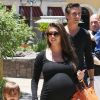 Kourtney Kardashian, Scott Disick et leur fils Mason en balade à Los Angeles, le 30 juin 2012.
