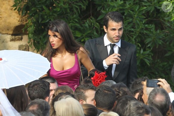 Cesc Fabregas et sa compagne Daniella Semaan lors du mariage d'Andrès Iniesta et Anna Ortiz le 8 juillet 2012 au château Castillo de Tamarit en Tarragone