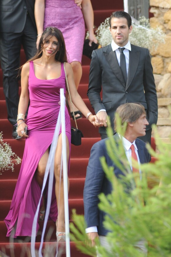Cesc Fabregas et sa compagne Daniella Semaan lors du mariage d'Andrés Iniesta et Anna Ortiz le 8 juillet 2012 au château Castillo de Tamarit en Tarragone