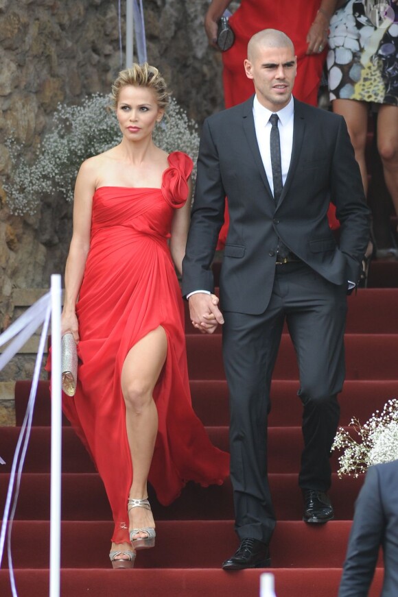 Victor Valdès et sa compagne lors du mariage d'Andrés Iniesta et Anna Ortiz le 8 juillet 2012 au château Castillo de Tamarit en Tarragone