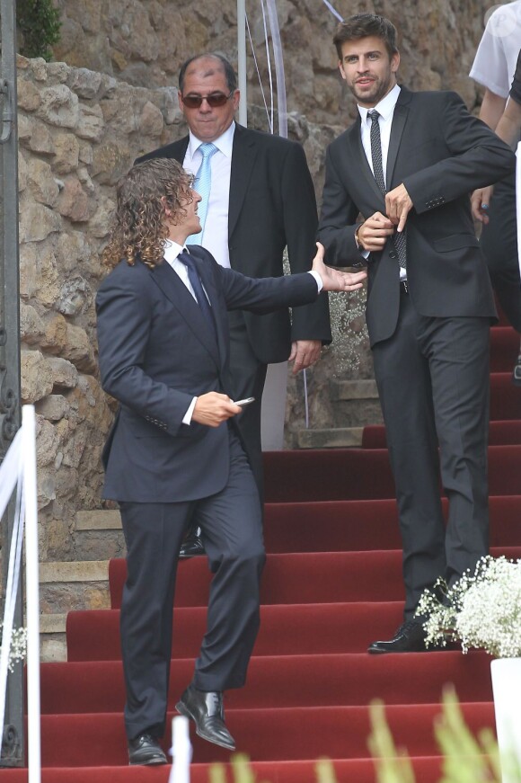 Carles Puyol et Gerard Piqué lors du mariage d'Andrés Iniesta et Anna Ortiz le 8 juillet 2012 au château Castillo de Tamarit en Tarragone