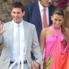 Lionel Messi et sa compagne Antonella Roccuzzo lors du mariage d'Andrès Iniesta et Anna Ortiz le 8 juillet 2012 au château Castillo de Tamarit en Tarragone
