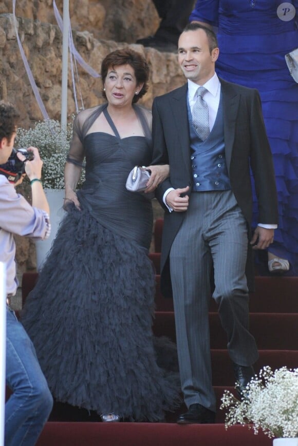 Andés Iniesta et sa maman lors de son mariage avec Anna Ortiz le 8 juillet 2012 au château Castillo de Tamarit en Tarragone