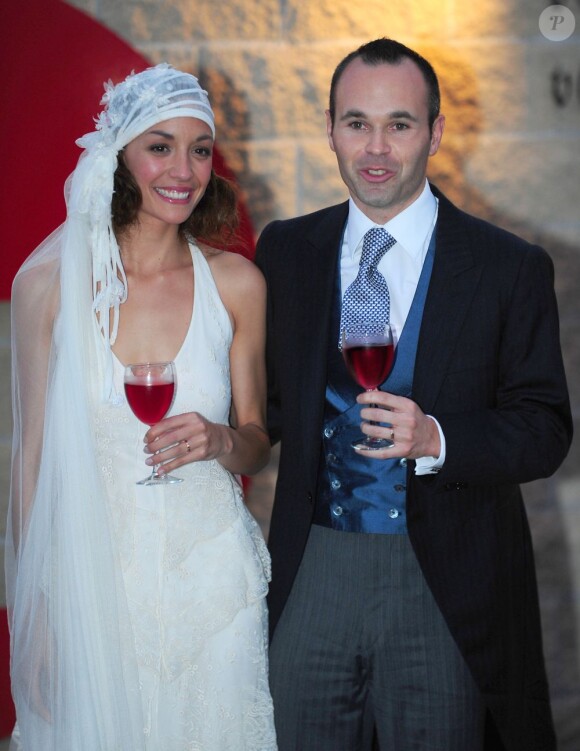 Andrés Iniesta et sa femme Anna Ortiz lors de leur mariage le 8 juillet 2012 au château Castillo de Tamarit en Tarragone