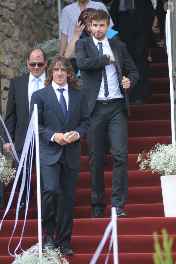 Carles Puyol et Gerard Piqué lors du mariage d'Andrés Iniesta et Anna Ortiz le 8 juillet 2012 au château Castillo de Tamarit en Tarragone