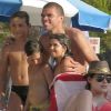 Képler Laveran Lima Ferreira dit Pepe prend la pose avec de jeunes fans devant sa compagne Ana Sofia le 7 juillet 2012 sur l'île de Minorque avant la naissance de leur premier enfant prévue pour la fin de l'été