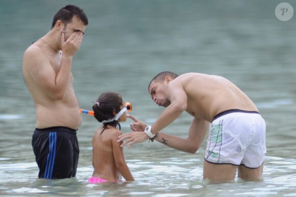 Képler Laveran Lima Ferreira dit Pepe et sa compagne Ana Sofia profitent de leurs vacances le 7 juillet 2012 sur l'île de Minorque avant la naissance de leur premier enfant prévue pour la fin de l'été