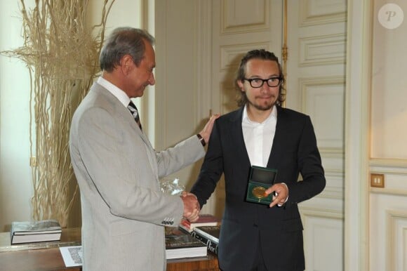 Lorànt Deutsch reçoit la médaille de Vermeil de la Ville de Paris le 4 juin 2010 en présence du maire Bertrand Delanoë.