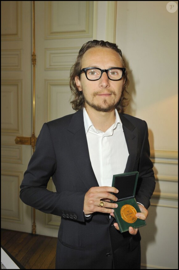 Lorànt Deutsch reçoit la médaille Vermeil de la ville de Paris, le 4 juin 2012.