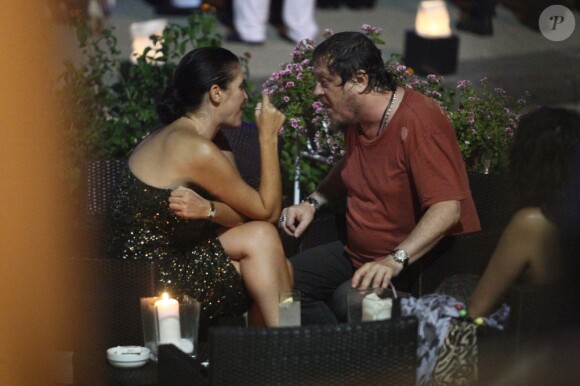 En pleine discussion, Zucchero et l'actrice italienne Gisella Marengo lors du festival Global Ischia le 8 juillet 2012