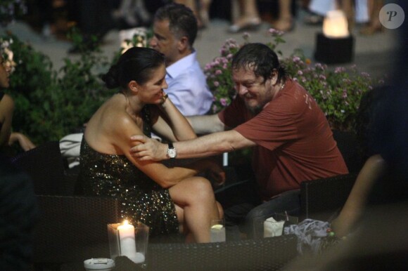Très proches, Zucchero et l'actrice italienne Gisella Marengo lors du festival Global Ischia le 8 juillet 2012