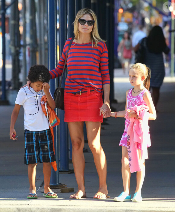 Heidi Klum tout de rouge vêtue et deux de ses enfants, Leni et Johan, à New York, le 9 juillet 2012