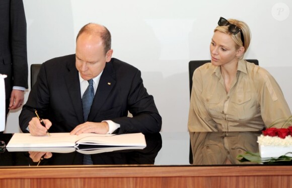 Le prince Albert de Monaco et la princesse Charlene ont signé le livre d'or marquant leur venue, à la Villa Reitzenstein, à Stuttgart le 10 juillet 2012, au deuxième jour de leur visite officielle en Allemagne.