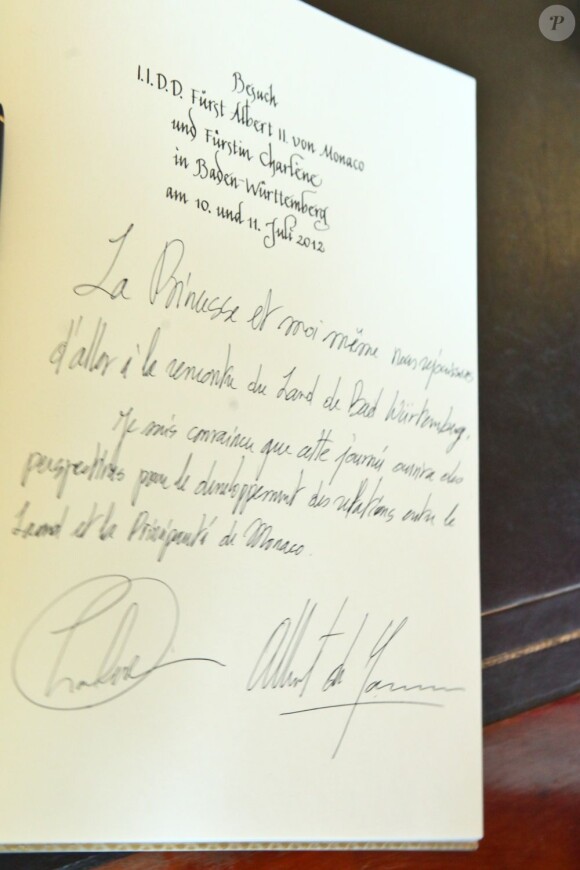 Message du prince Albert dans le livre d'or. Le prince Albert de Monaco et la princesse Charlene ont signé le livre d'or marquant leur venue, à la Villa Reitzenstein, à Stuttgart le 10 juillet 2012, au deuxième jour de leur visite officielle en Allemagne.
