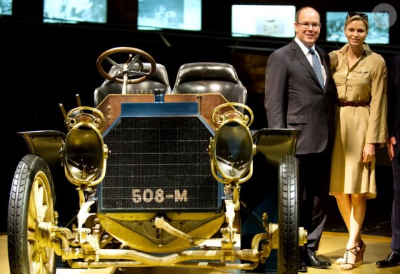 Le prince Albert de Monaco et la princesse Charlene au Mercedes-Benz Museum de Stuttgart le 10 juillet 2012 au deuxième jour de leur visite officielle en Allemagne.