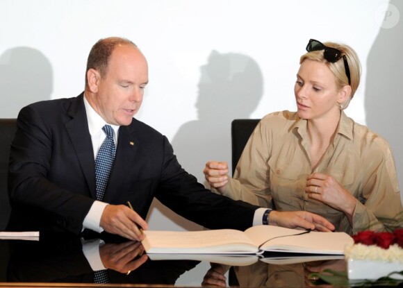 Le prince Albert de Monaco et la princesse Charlene ont signé le livre d'or marquant leur venue, à la Villa Reitzenstein, à Stuttgart le 10 juillet 2012, au deuxième jour de leur visite officielle en Allemagne.