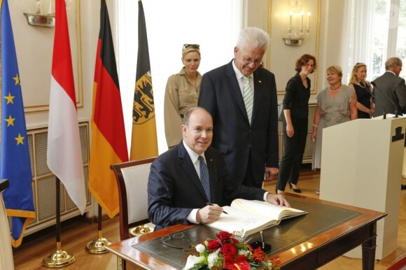 Le prince Albert de Monaco et la princesse Charlene ont signé le livre d'or marquant leur venue, à la Villa Reitzenstein, à Stuttgart le 10 juillet 2012, au deuxième jour de leur visite officielle en Allemagne.