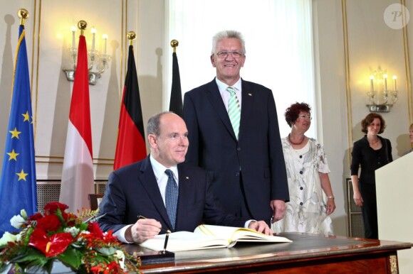 Le prince Albert de Monaco et la princesse Charlene ont signé le livre d'or marquant leur venue, à la Villa Reitzenstein, à Stuttgart le 10 juillet 2012, au deuxième jour de leur visite officielle en Allemagne.