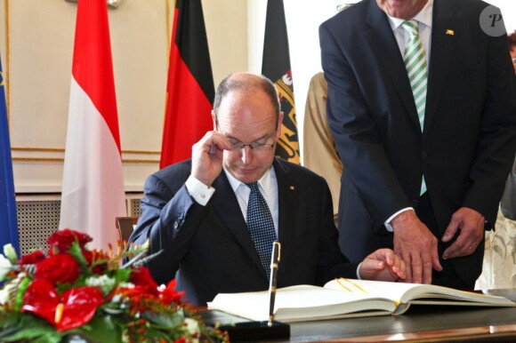 Le prince Albert de Monaco et la princesse Charlene ont signé le livre d'or marquant leur venue, à la Villa Reitzenstein, à Stuttgart le 10 juillet 2012, au deuxième jour de leur visite officielle en Allemagne.